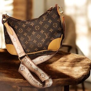 Source Unknown Fun Crossbody Bag with adjustiable shoulder strap.